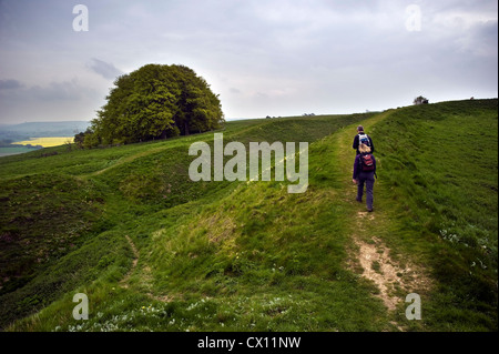 Wanderer auf The Ridgeway an Eisenzeit Barbury Castle hill Fort in der Nähe hat, Wiltshire, UK Stockfoto