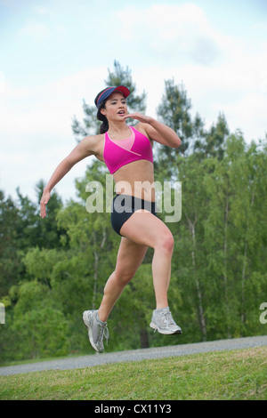 Junge Frau im Park laufen Stockfoto