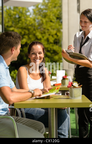 Paar im Café Kellnerin Mann Punkt Menü bestellen Stockfoto