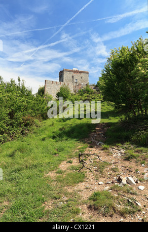 Hellblauer Burg ist eine mittelalterliche Festung über Genua, Ligurien, Italien Stockfoto