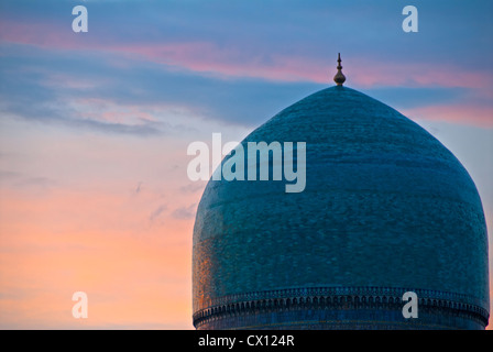 Blick auf die Kuppel der Tilla Kari Madrasah bei Sonnenuntergang, Registan, Samarkand, Usbekistan Stockfoto