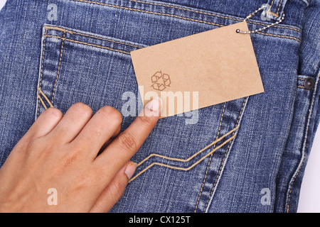 Hand zeigt leere Tag auf Blue jeans Stockfoto