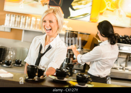 Kellnerin serviert Kaffeetassen Espresso Frau Café bar arbeiten machen Stockfoto