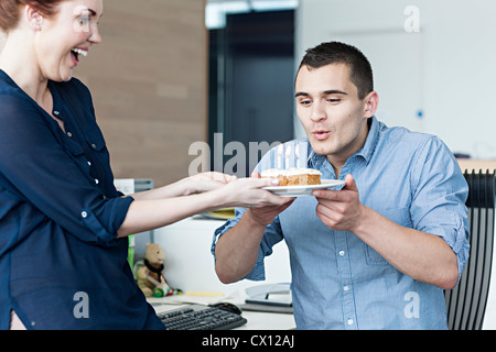 Mann Ausblasen der Kerzen auf der Geburtstagstorte Stockfoto