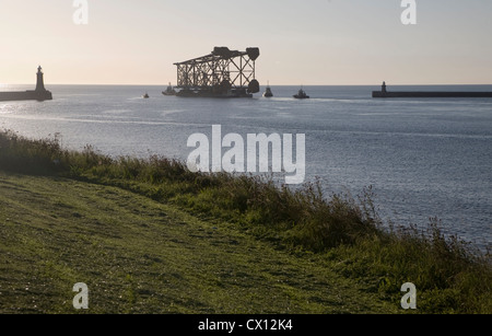 Großen Amec Rig Ölplattform Basis von Fluss Tyne in die Nordsee Tynemouth Northumberland England transportiert Stockfoto