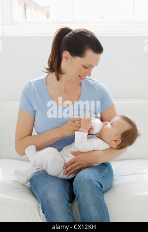 Flasche Fütterung Baby Mutter Stockfoto