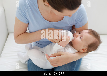 Flasche Fütterung Baby Mutter Stockfoto