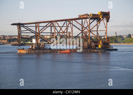 Großen Amec Rig Ölplattform Basis von Fluss Tyne in die Nordsee Tynemouth Northumberland England transportiert Stockfoto