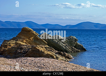 Felsiger Strand am Pagasitischen Golf (Halbinsel Pilion, Thessalien, Griechenland) Stockfoto