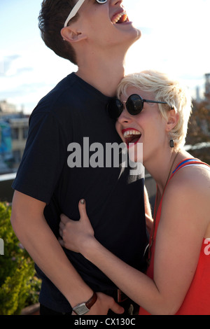 Junges Paar, lachen Stockfoto