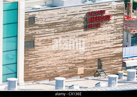 Detailansicht des modernen Waterside Theatre Gebäude in Aylesbury, Buckinghamshire Stockfoto