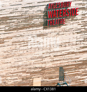 Detailansicht des modernen Waterside Theatre Gebäude in Aylesbury, Buckinghamshire Stockfoto