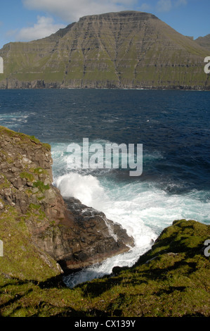 Küste in der Nähe von Muli, Bordoy Insel mit Blick auf Vidoy Island, Faroer Inseln Stockfoto