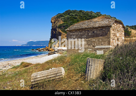 Kapelle und Spalte bleibt auf dem Strand Theotokou (Halbinsel Pilion, Thessalien, Griechenland) Stockfoto