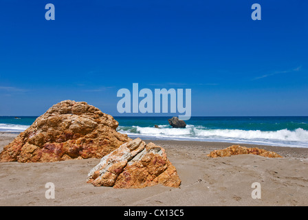 Felsen an einem einsamen Strand (Halbinsel Pilion, Thessalien, Griechenland) Stockfoto