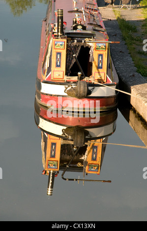 Ein traditionelles Narrowboat spiegelt sich in den Gewässern des Kanals Montgomery Stockfoto