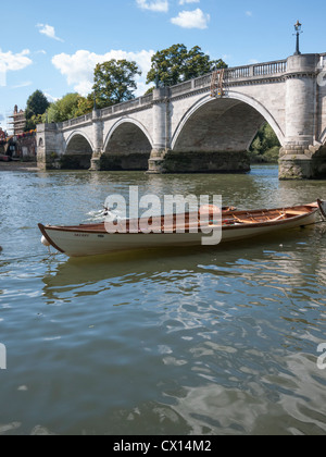 Sportboote vor Anker auf der Themse bei Richmond upon Thames, London UK Stockfoto