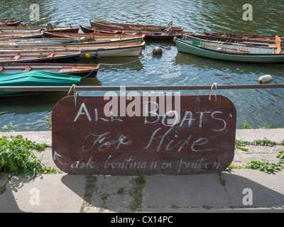 Boot mieten Schild am Richmond upon Thames London UK mit Boote vertäut am Fluss im Hintergrund Stockfoto