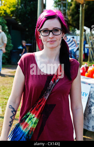 Ein trendiges junges Weibchen an einem Frühlingstag auf dem örtlichen Bauernmarkt. Stockfoto