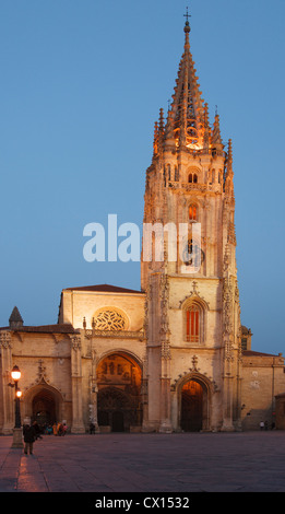 Metropolitan Kathedrale Basilica von San Salvador bei Sonnenuntergang, Oviedo, Asturien, Spanien. Stockfoto