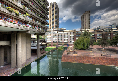 Das Barbican Center in London, eines der berühmtesten Beispiele des Brutalismus gefunden werden. Stockfoto