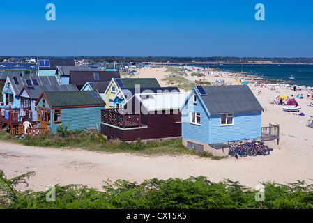 Strandhütten an Mudeford Sandspit in Christchurch, Dorset. Stockfoto