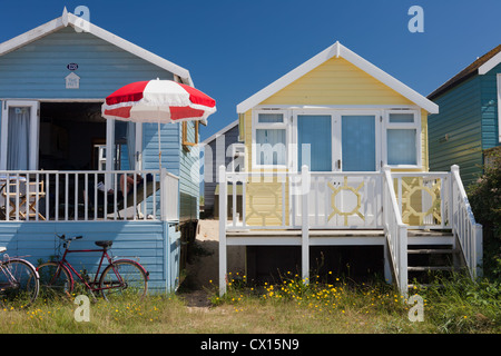 Die berühmten Strandhütten auf der Mudeford Sandspit in Christchurch, Dorset, England. Stockfoto