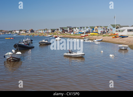 Die berühmten Strandhütten auf der Mudeford Sandspit in Christchurch, Dorset, England. Stockfoto