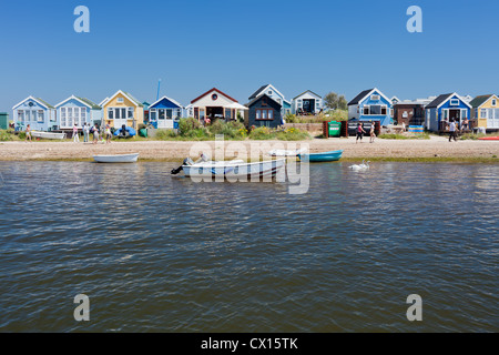 Die berühmten Strandhütten auf der Mudeford Sandspit in Christchurch, Dorset, England. Stockfoto