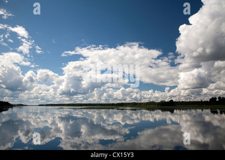 Bewölkter Himmel reflektiert in schwedischen See Hedesunda Fjärden, Gasterikland, Schweden Stockfoto