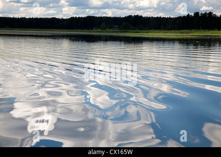 Wellenmuster im schwedischen See Hedesunda Fjärden mit Spiegelung Wolkenhimmel, Gasterikland, Schweden Stockfoto