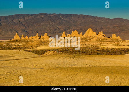 Fernsicht auf Tuffstein Türme mit Narben von Fahrzeugen im Vordergrund, Trona Pinnacles National Natural Landmark, Kalifornien USA Stockfoto