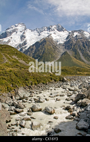 Im Hooker Flusstal des Mount Cook Nationalpark, Neuseeland, mit Mount Sefton dominieren in der Ferne Stockfoto