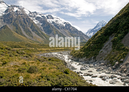 Im Hooker Flusstal des Mount Cook Nationalpark, Neuseeland, mit Mount Cook in der Ferne rechts Stockfoto