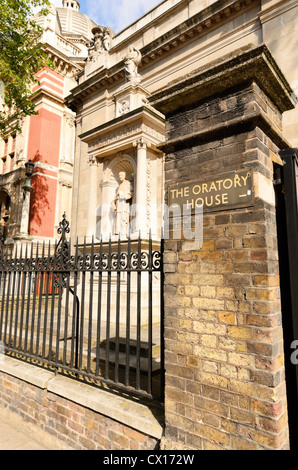 London, England - 30. Juni 2012: Kirche der Unbefleckten Herz von Maria römisch-katholische Kirche in South Kensington London Stockfoto