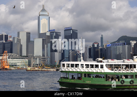 Sterne-Fähre mit der Skyline von Hong Kong im Hintergrund (Hongkong, China) Stockfoto