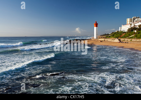 Leuchtturm im morgendlichen Sonnenlicht in Umhlanga Beach, Durban, Südafrika Stockfoto