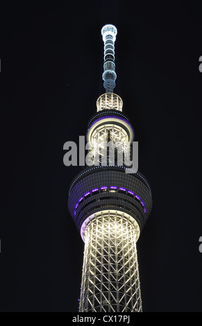 Nachtaufnahmen von beleuchteten "Tokyo Skytree" im Stadtteil Oshiage Sumida (Tokio, Japan) Stockfoto