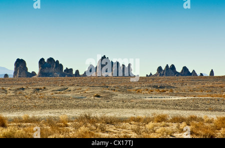 Fernsicht auf Tuffstein Türme an Trona Pinnacles National Natural Landmark, Kalifornien, USA Stockfoto