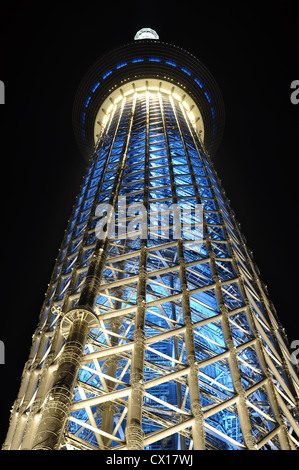 Nachtaufnahmen von beleuchteten "Tokyo Skytree" im Stadtteil Oshiage Sumida (Tokio, Japan) Stockfoto