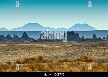 Fernsicht auf Tuffstein Türme an Trona Pinnacles National Natural Landmark, Kalifornien, USA Stockfoto