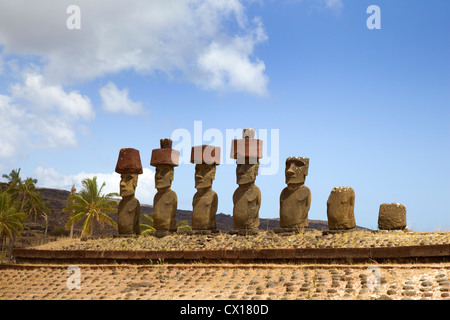 Ahu Nau Nau Moai Statuen am Anakena Beach mit roten Schlacken Kopfschmuck, Osterinsel, Chile. Stockfoto