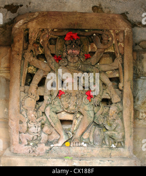 Skulptur des Gottes Shiva, der die Nataraja (kosmische Tänzer) Pose. Konark Tempel; Orissa; Indien Stockfoto