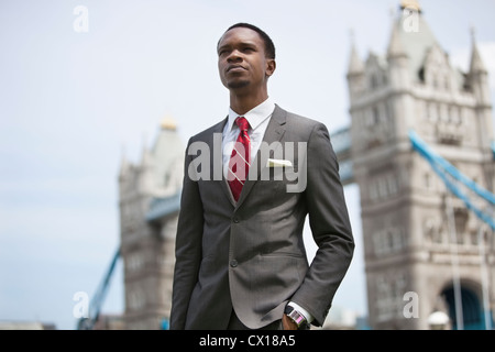 Afrikanische amerikanische Geschäftsmann gegen London Bridge Stockfoto