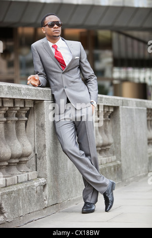 Young African American Geschäftsmann Wand gelehnt Stockfoto