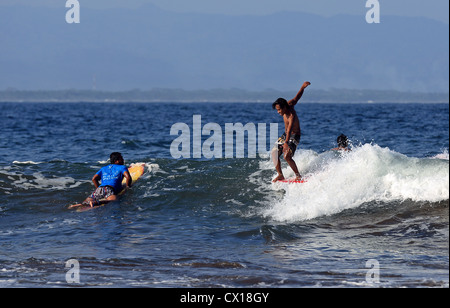 Lokalen Surfer hängt-Ten Punkt Pause Welle surfen, auf einem Longboard bei Batu Karas in West-Java. Stockfoto