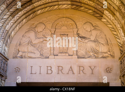 LOS ANGELES, Kalifornien, USA - Powell Bibliothek Schild am UCLA Campus. Stockfoto