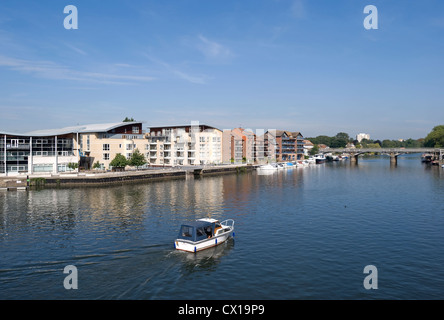 Blick über Themse von Kingston Bridge, Surrey, England, gegenüber der modernen riverside Apartments von Hampton wick Stockfoto