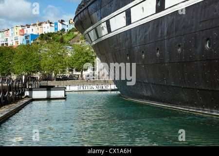 Die SS Great Britain mit den mehrfarbigen Häusern von Clifton Holz in der Ferne. Bristol. England. VEREINIGTES KÖNIGREICH. Stockfoto