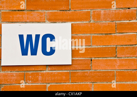 WC-Schild an Wand Stockfoto